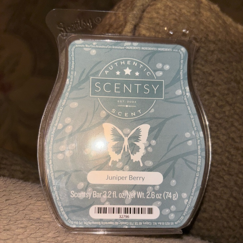 NWT Scentsy, Wickless Candle Tart Warmer Wax 3.2 Fl Oz,8 Square in Juniper Berry